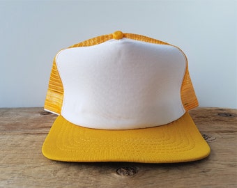 Boné Trucker Vintage New Era Pro Design dos anos 80 em branco, com fecho de pressão em malha amarela, fabricado nos EUA / Viseira Dupont / Boné de beisebol P-Médio / Boné Deadstock