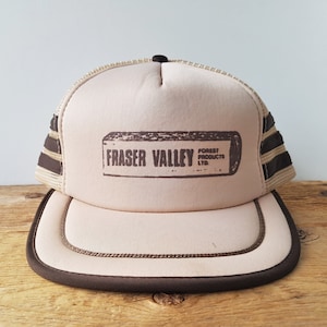 Gorra de camionero vintage de los años 80 de FRASER VALLEY Forest Products Ltd con 3 rayas, cierre trasero de malla marrón, gorra de béisbol con rayas laterales de Forestry Lumber.