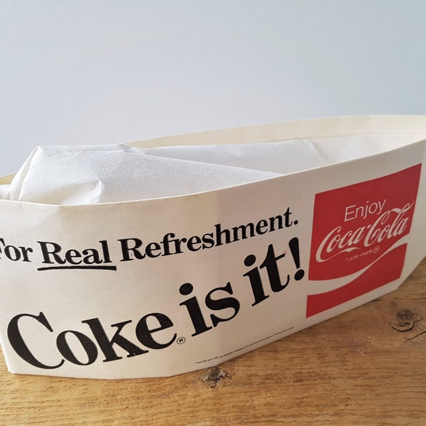 COKE vintage anni '80, vero? Soda Fountain Jerk Paper Hat Coca Cola 1982 Classy Cap Uniform Advertising Made in USA Lin-N-Look Misura regolabile