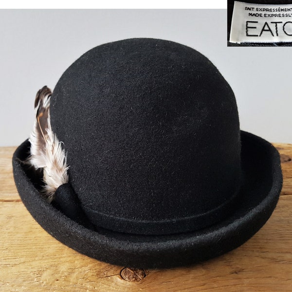 vintage des années 80 EATON'S of Canada chapeau melon en feutre noir plumes taille 7 dames succession 56 cm 21 7/8" mode femme Annie Hall - bord retroussé