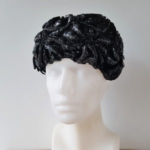 Vintage 60s Pillbox Style gewebtes Cello Stroh Obscure Gut Damen Hut Sculpted Schwarz Dekorative Dickes Gewebe feminin Schleife No Label
