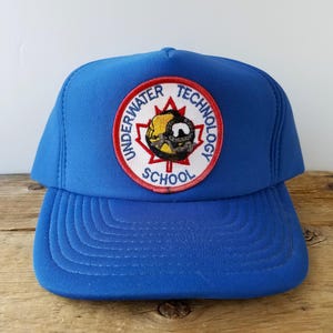 Vintage 80er Jahre UNDERWATER TECHNOLOGY SCHOOL Foam Lined Trucker Hat - Snapback Retro Tiefsee-Taucher Scuba Patch Promo Baseballkappe von Eisenberg