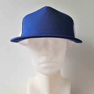 Gorra de béisbol estilo camionero de malla blanca y poliéster azul en blanco de los años 80, estilo retro, con cierre a presión, de stock de saldo, ajustable, con visera plana, fabricada en Corea