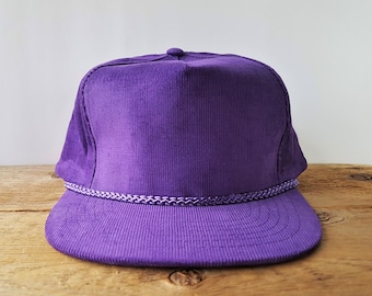 Gorra de béisbol vintage unisex de pana morada con forro de cuerda, estilo snapback, estilo minimalista, lisa, con visera plana y parte trasera completa.