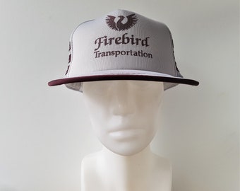 Vintage jaren 80 FIREBIRD TRANSPORT Trucker Hat - bordeauxrode baseballcap met 3 strepen grijze mesh snapback retro vrachtvervoer