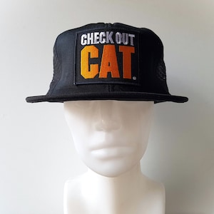 Vintage 80s Sprawdź czapkę Caterpillar Trucker firmy CAT - wyprodukowano w USA - czarna siateczkowa czapka z daszkiem Farmer Baseball Cap - czapka z daszkiem Tractor Promo Patch