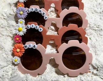 Óculos de sol personalizados com nome, lembrancinhas florais para festa de aniversário.