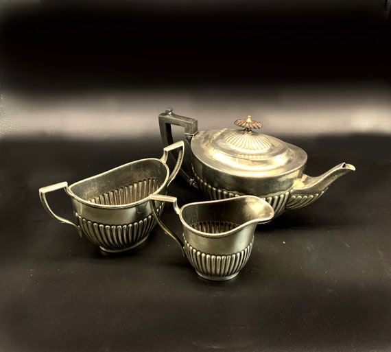 【 William Hutton & Son 】ティーポット【シルバープレート】 William Hutton & Son 】ティーポット【シルバープレート】 William