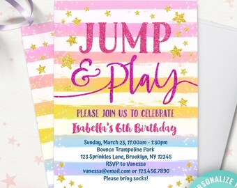 Könnte beinhalten: Editierbare, druckbare Einladung zu einem 6. Geburtstag mit einem bunten gestreiften Hintergrund und goldenen Sternen. Die Einladung lautet "Jump & Play" und enthält Datum, Uhrzeit, Ort und RSVP-Informationen. Außerdem steht "Bitte Socken mitbringen!" und "Personalisieren mit Coryl".