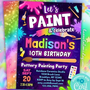Könnte beinhalten: Editierbare Geburtstagseinladungsvorlage mit einem farbenfrohen, mit Farbe bespritzten Design. Der Text lautet "Let's Paint & Celebrate Madison's 10th Birthday". Die Einladung enthält Details für eine Töpfermalerei-Party im Rainbow Ceramics Studio.