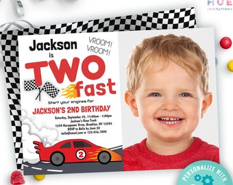 Peut inclure: Une invitation d'anniversaire de voiture de course rouge et noire avec une photo d'un jeune garçon. L'invitation indique "Jackson a deux ans et est rapide" et comprend des détails pour une fête d'anniversaire. L'invitation est modifiable et comprend un modèle.