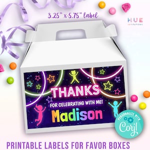 Puede incluir: Etiquetas imprimibles para cajas de regalo con temática de neón. Las etiquetas presentan un fondo azul oscuro con círculos y estrellas de neón de colores. El texto "¡Gracias por celebrar conmigo!" se muestra en blanco con un contorno rosa neón. El nombre "Madison" se muestra en fuente arcoíris. Las etiquetas miden 3,25 pulgadas por 5,75 pulgadas.