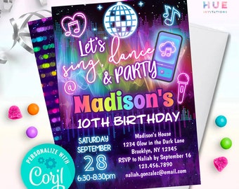 Pode incluir: Um convite para uma festa de aniversário em cores neon com uma bola de discoteca, um microfone e notas musicais. O texto diz "Let's sing, dance & party at Madison's 10th Birthday". O convite inclui a data, a hora e o local da festa.
