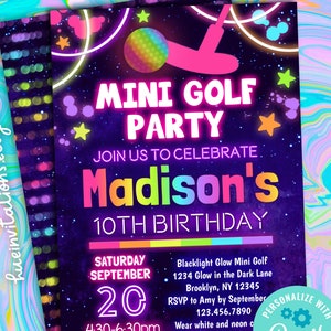Pu&ograve; includere: Un invito a una festa di compleanno rosa e blu neon per un decimo compleanno. L'invito presenta un tema di mini golf che brilla al buio con una palla da golf arcobaleno e un putter rosa. Il testo recita "Mini Golf Party" e "Unisciti a noi per celebrare il decimo compleanno di Madison". L'invito include anche la data, l'ora e il luogo della festa.