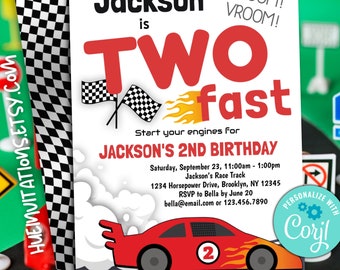 Peut inclure: Une voiture de course rouge avec des flammes sur le côté et le numéro 2 sur la porte. La voiture roule sur une piste de course à damier noir et blanc. L'invitation est pour le 2ème anniversaire de Jackson. Le texte sur l'invitation est "Jackson a deux ans et est rapide" et "Démarrez vos moteurs pour le 2ème anniversaire de Jackson".