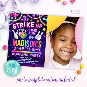 Puede incluir: Una invitaci&oacute;n de fiesta de cumplea&ntilde;os morada y negra con texto rosa ne&oacute;n y azul que dice "Let's Strike Up Some Fun for Madison's 10th Birthday Bowling Party". La invitaci&oacute;n tiene un espacio reservado para una foto y un gr&aacute;fico de bolos y una bola de bolos. El texto "Personalize with Coryl" est&aacute; en un c&iacute;rculo con un icono de engranaje.