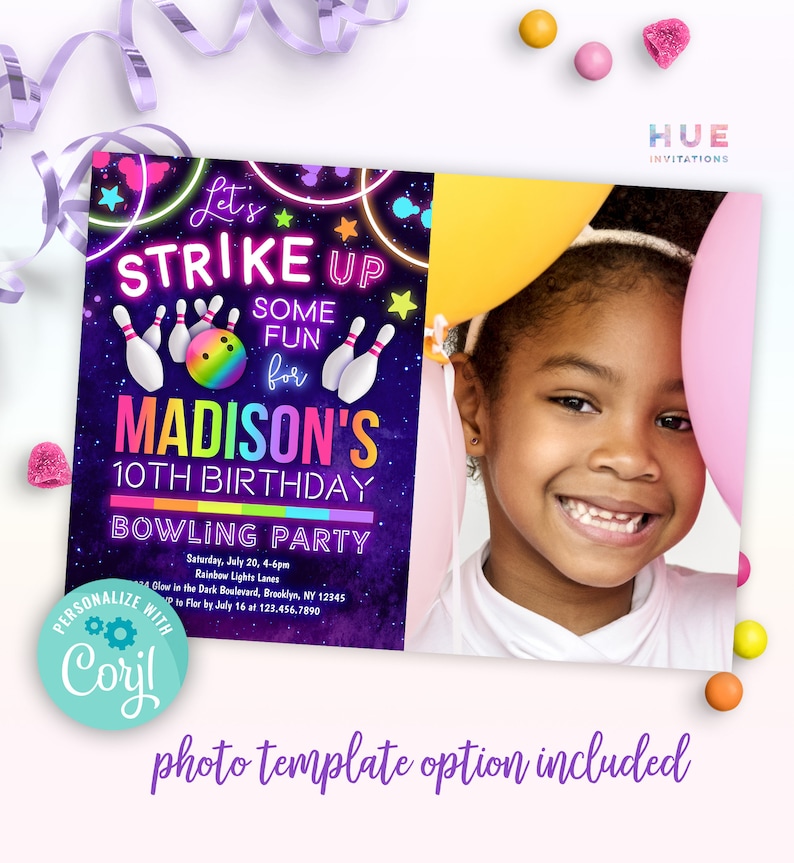 Puede incluir: Una invitaci&oacute;n de fiesta de cumplea&ntilde;os morada y negra con texto rosa ne&oacute;n y azul que dice "Let's Strike Up Some Fun for Madison's 10th Birthday Bowling Party". La invitaci&oacute;n tiene un espacio reservado para una foto y un gr&aacute;fico de bolos y una bola de bolos. El texto "Personalize with Coryl" est&aacute; en un c&iacute;rculo con un icono de engranaje.