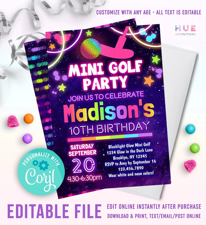 Pu&ograve; includere: Un invito a una festa di compleanno di colore viola neon e nero per una festa di mini golf. L'invito presenta una mazza da golf rosa e bianca con una palla da golf arcobaleno. Il testo sull'invito recita "Mini Golf Party" e "Join us to celebrate Madison's 10th Birthday". L'invito include anche la data e l'ora della festa, nonch&eacute; la posizione e le informazioni di RSVP.