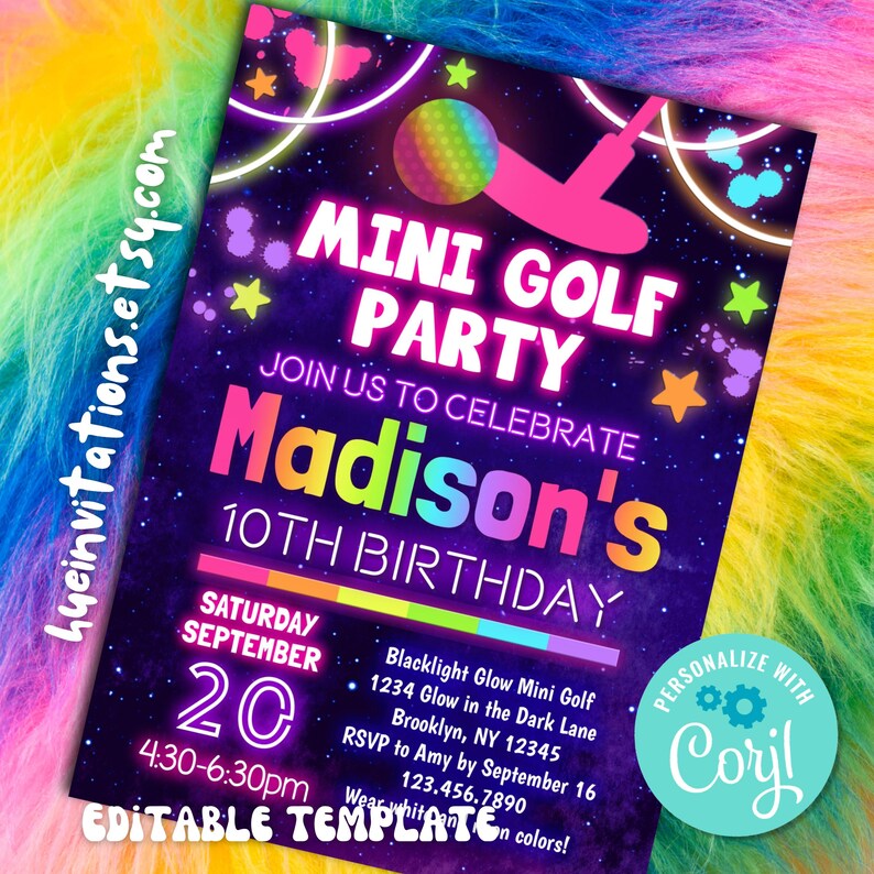Pu&ograve; includere: Un invito a una festa di compleanno rosa e blu neon per una festa di mini golf. L'invito presenta un tema che brilla al buio con una mazza da golf rosa neon e una palla da golf arcobaleno. Il testo sull'invito recita "Mini Golf Party" e "Unisciti a noi per festeggiare il 10&deg; compleanno di Madison". L'invito include anche la data, l'ora e il luogo della festa.