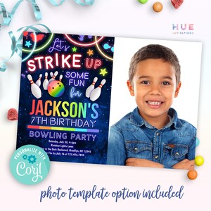 Puede incluir: Una invitaci&oacute;n a una fiesta de cumplea&ntilde;os con tem&aacute;tica de bolos. La invitaci&oacute;n presenta una foto de un ni&ntilde;o peque&ntilde;o, una bola de bolos y bolos. El texto de la invitaci&oacute;n dice "Let's Strike Up Some Fun for Jackson's 7th Birthday Bowling Party".