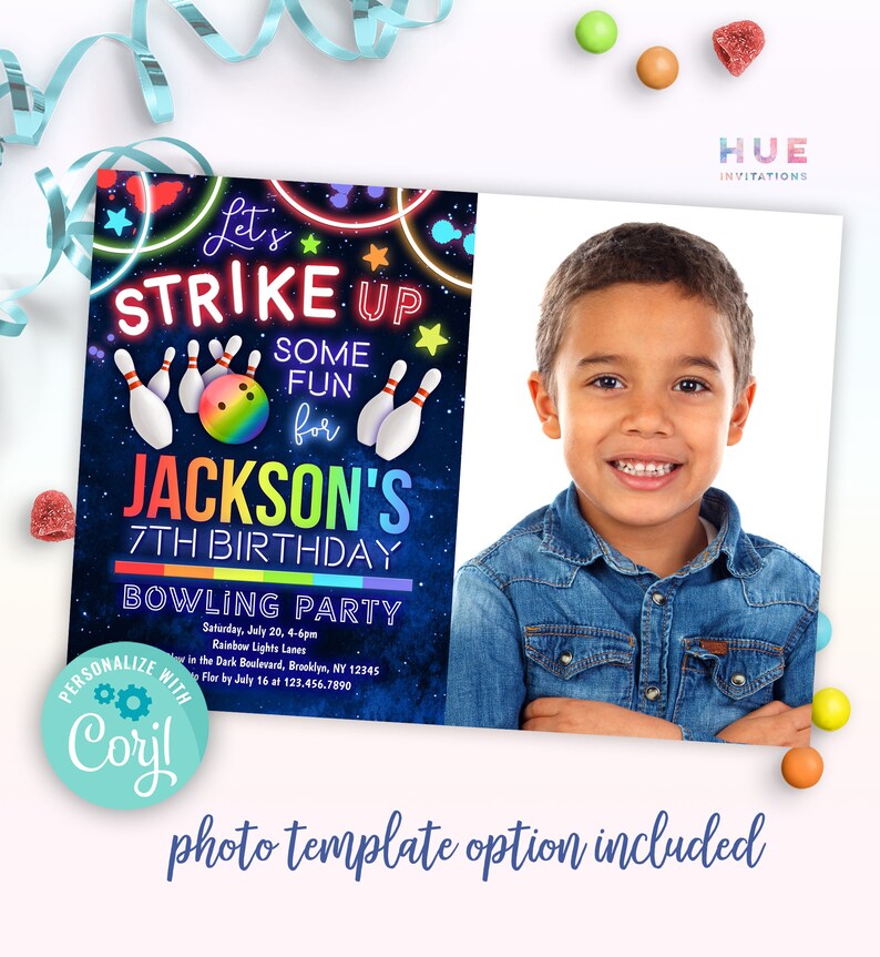 Puede incluir: Una invitaci&oacute;n a una fiesta de cumplea&ntilde;os con tem&aacute;tica de bolos. La invitaci&oacute;n presenta una foto de un ni&ntilde;o peque&ntilde;o, una bola de bolos y bolos. El texto de la invitaci&oacute;n dice "Let's Strike Up Some Fun for Jackson's 7th Birthday Bowling Party".