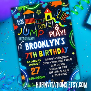 K&ouml;nnte beinhalten: Eine neonfarbene Geburtstagseinladung f&uuml;r einen 7-j&auml;hrigen namens Brooklyn. Die Einladung hat einen schwarzen Hintergrund mit einer bunten Illustration eines Spielplatzes, einschlie&szlig;lich einer Rutsche, eines Kletterger&uuml;sts und einer Schaukel. Der Text "RUN, JUMP, CLIMB, SLIDE & PLAY!" ist in einer verspielten Schriftart geschrieben. Die Einladung enth&auml;lt auch das Datum, die Uhrzeit und den Ort der Party.
