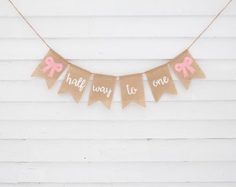 Banner "A mitad de camino", Banner de medio cumpleaños con lazo rosa, Cumpleaños elegante y femenino, Accesorio para fotos de medio cumpleaños, Banner de cumpleaños coqueto, 6 meses
