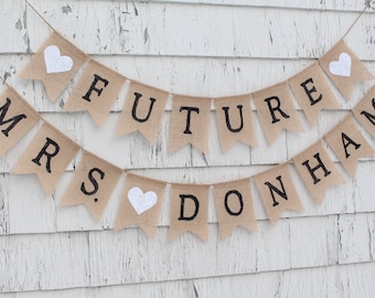 Może przedstawiać: Baner z juty z białymi sercami i czarnymi napisami, na którym widnieje napis "Mrs. Donham Future".