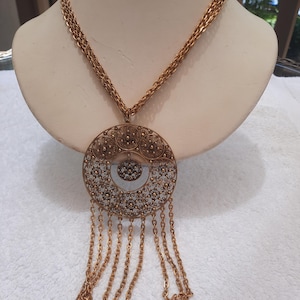 Goldette-ketting met kwastjes, Runway-vintage jaren 70, goudkleurig metaal, driestrengige ketting met oversized, sierlijke hanger en grote kwast.
