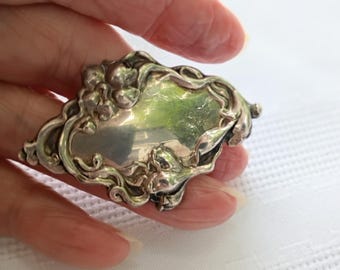 Victoriaanse repousse sterlingzilveren broche, art nouveau-lelie