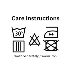 Op de afbeelding: Wasinstructies voor een kledingstuk: Machinewas koud op 30 graden, drogen in de droger op lage temperatuur, niet bleken, niet chemisch reinigen, warm strijken. Apart wassen.