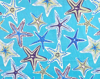 Op de afbeelding: Een levendige turquoise stof met een herhaald patroon van zeesterren in verschillende maten. De zeesterren zijn voornamelijk blauw, paars en groen, met witte accenten. Het ontwerp creëert een zomers, nautisch thema.