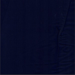 Peut inclure: Un tissu bleu foncé uni avec une texture subtile. Le tissu est lisse et a un léger brillant.