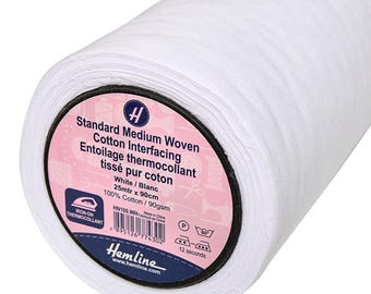 Może przedstawiać: Rolka białej, standardowej, średnio tkanej flizeliny bawełnianej marki Hemline. Etykieta wskazuje 100% bawełny, 90gsm oraz wymiary 25 metrów na 90 centymetrów. Jest to produkt do naprasowywania z instrukcją aplikacji trwającej 12 sekund.