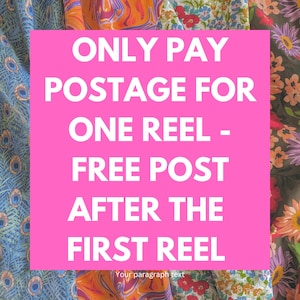 K&ouml;nnte beinhalten: Rosaer Hintergrund mit wei&szlig;em Text, der "ONLY PAY POSTAGE FOR ONE REEL - FREE POST AFTER THE FIRST REEL" lautet. Der Hintergrund besteht aus verschiedenen gemusterten Stoffen.