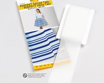 Może przedstawiać: Opakowanie taśmy do podwijania Vlieseline Perfect Hem T40 o wymiarach 40 mm na 3 m. Opakowanie posiada biało-żółty nagłówek z napisem PERFEKT SAUM T40 PERFECT HEM T40 oraz obrazek przedstawiający spódnicę w niebiesko-białe paski.