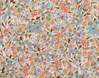 Op de afbeelding: Close-up van een bloemenstof met een herhalend patroon van kleine bloemen in tinten blauw, oranje en paars. De bloemen staan tegen een crèmekleurige achtergrond, met bruine stelen en bladeren.