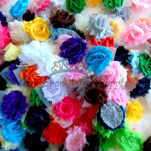 Peut inclure: Assortiment de fleurs en tissu colorées, chacune avec un design à volants et superposé. Les fleurs sont faites de différents tissus, notamment de la dentelle, de la tulle et de la mousseline. Elles sont parfaites pour ajouter une touche de fantaisie à tout projet artisanal.
