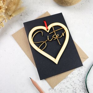 Carte sœur avec souvenir suspendu