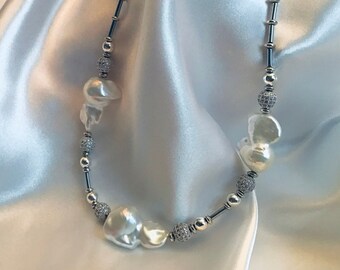 Collier tour de cou ,perles de culture baroques, tubes et perles hématites, perles Swarovski, fermoir Argent