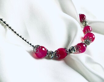 Collier style rétro pierres fines Agates fuchsia 12mm, coupelles dentelées perles cristaux ,hématites 3 1/2 mm fermoir mousqueton argent.