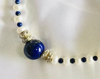 Tour de cou perles de culture d'eau douce ,Lapis Lazuli, motifs  strass ,fermoir Argent