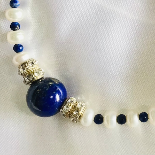 Tour de cou perles de culture d'eau douce ,Lapis Lazuli, motifs  strass ,fermoir Argent