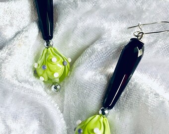 Boucles d'oreilles pendantes onyx noir,, verres  soufflés vert