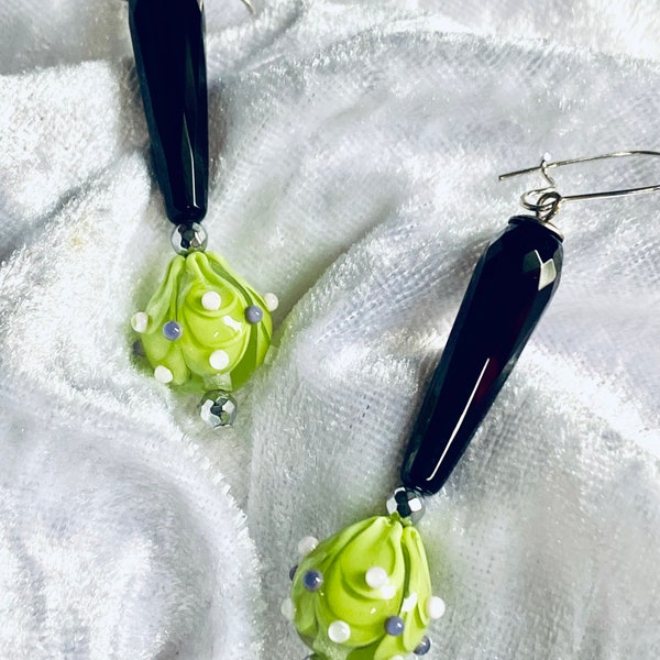 Boucles d'oreilles pendantes onyx noir,, verres  soufflés vert