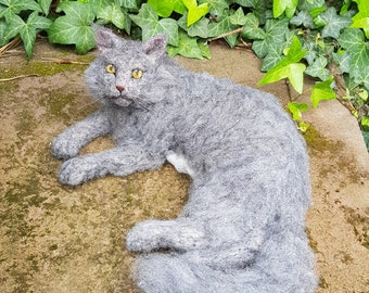 Gatto grigio a pelo lungo in feltro ad ago con pancia bianca OOAK