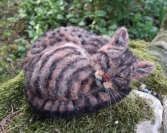 Nåltovad sovande brun tabbykatt kattunge OOAK