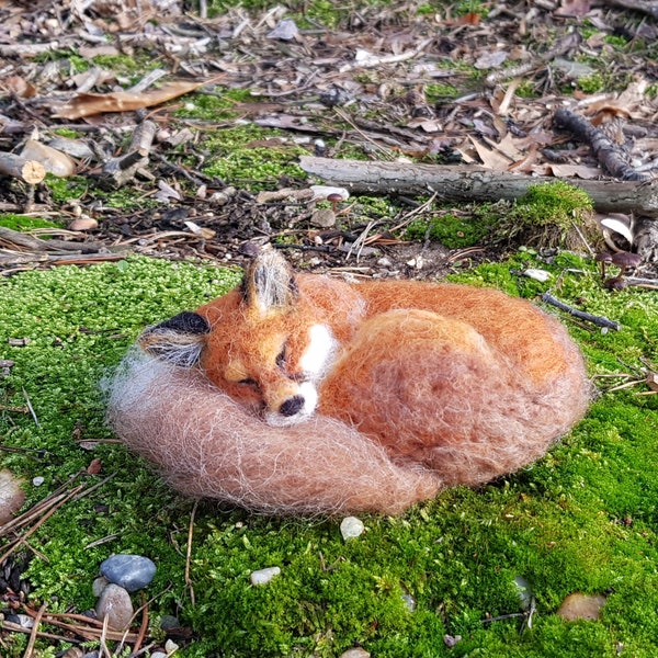 Renard endormi, feutré OOAK, recroquevillé