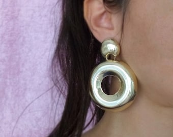 Pendientes llamativos de oro, pendientes grandes de rosquilla dorada, pendientes grandes y atrevidos de latón, enormes pendientes de aro de estilo vintage, pendientes retro post colgantes