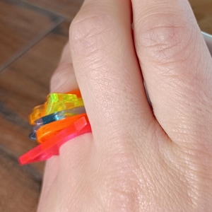 Anelli impilabili in plexiglass, anello in acrilico neon tagliato al laser